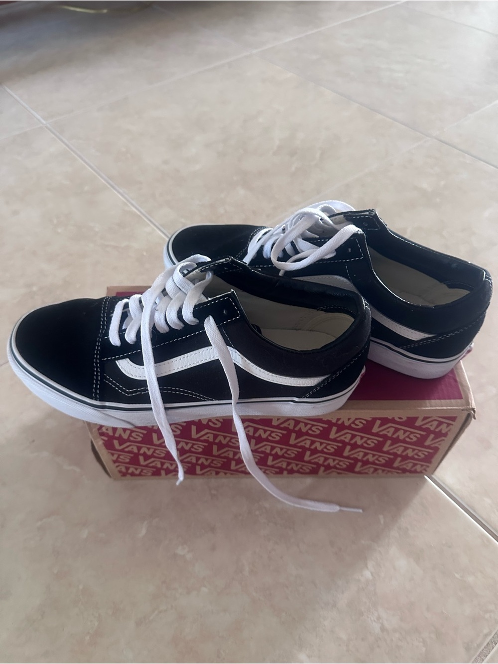 Vans Black and White Old Skool Low Top Sneakers men’s 8.5/women’s 10